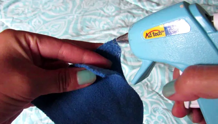 Cortar el exceso de tela alrededor de las botitas.