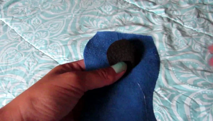 Cortar el exceso de tela alrededor de las botitas.