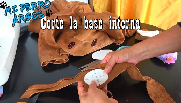 Corte del cuero: Recortar las piezas de cuero según el patrón, incluyendo dos bases (interna y externa) para mayor resistencia.