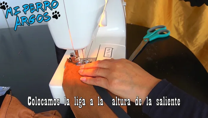 Cosido del zapatito: Coser la parte superior del zapatito, uniendo las piezas cortadas y sujetando la liga. Asegurar bien las costuras, especialmente en la base.