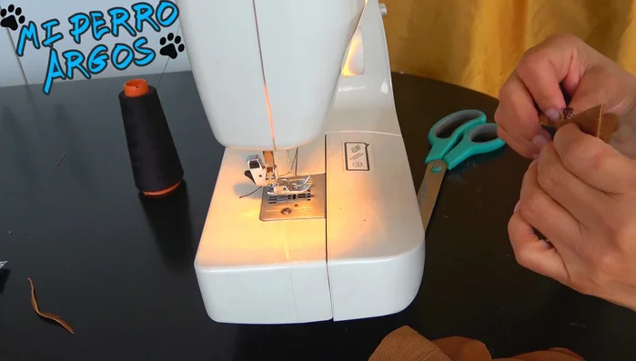 Cosido del zapatito: Coser la parte superior del zapatito, uniendo las piezas cortadas y sujetando la liga. Asegurar bien las costuras, especialmente en la base.