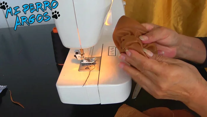 Coser el borde superior: Para mayor facilidad, coser primero el borde superior antes de colocar la base interna.