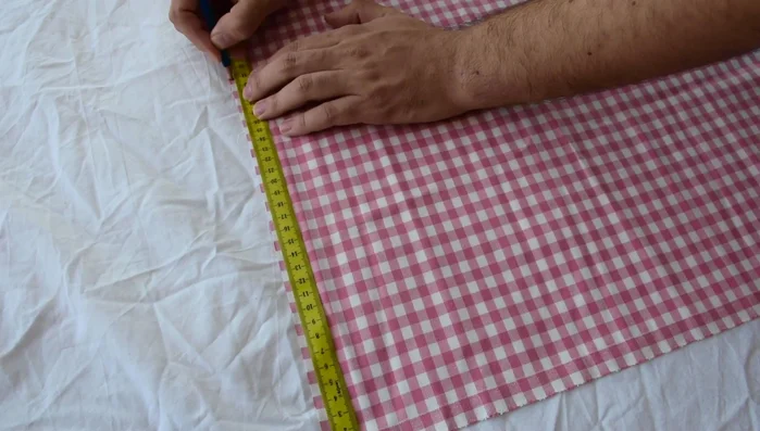 Cortar la tela siguiendo las líneas marcadas.