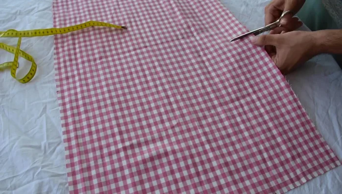 Cortar la tela siguiendo las líneas marcadas.