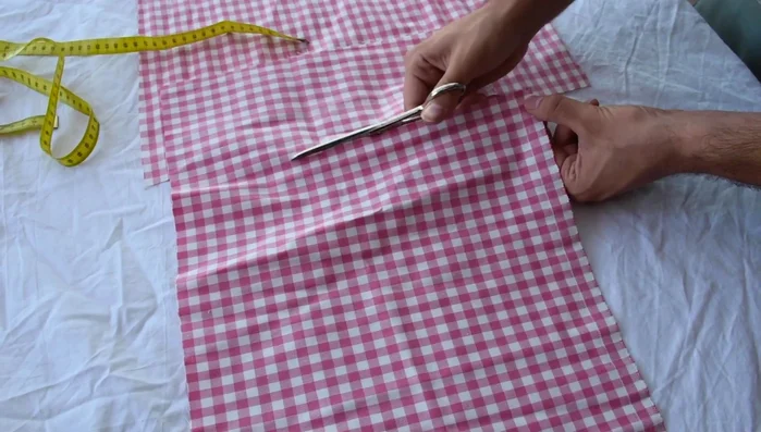 Pegar los dobladillos con pegamento para tela para evitar que se deshilache la tela.