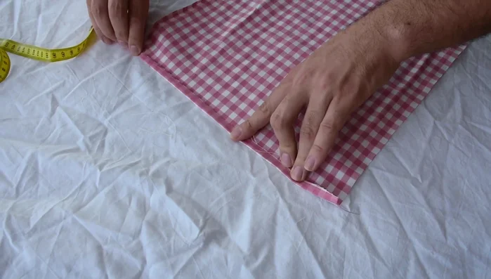 Pegar los dobladillos con pegamento para tela para evitar que se deshilache la tela.