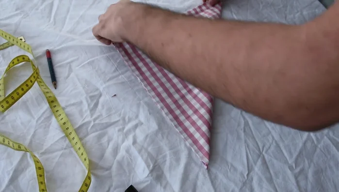 Dar unas vueltas al pañuelo para ajustar al cuello del perro.