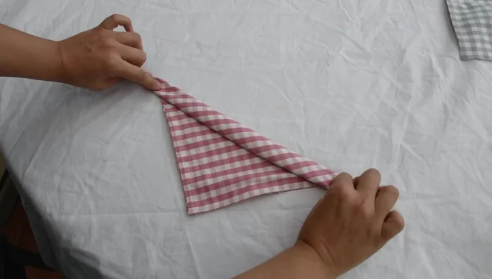 Dar unas vueltas al pañuelo para ajustar al cuello del perro.