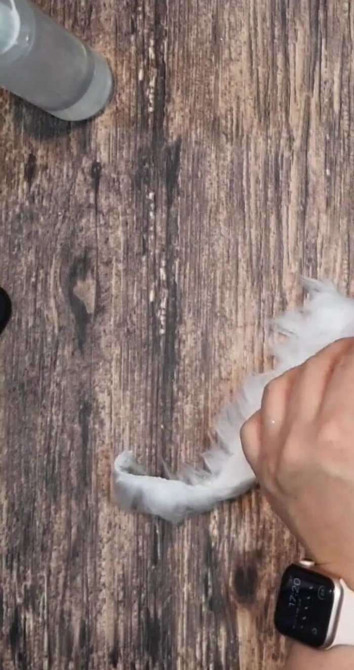 Crea una bolita de peluche o usa un pompón blanco para la punta del gorro.