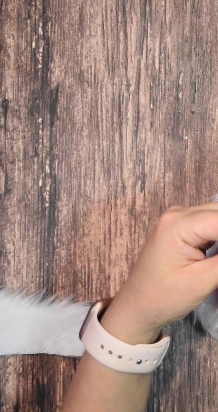 Crea una bolita de peluche o usa un pompón blanco para la punta del gorro.