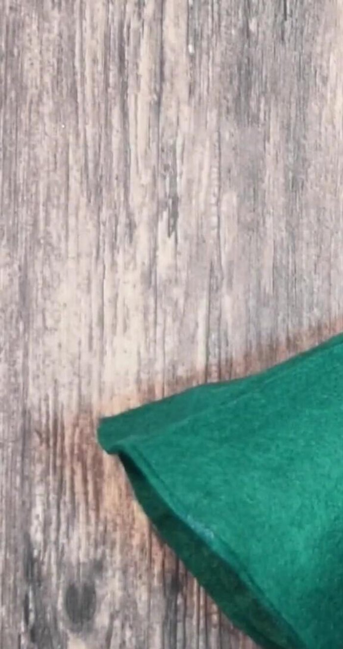 Corta dos tiras de elástico y pégalas por dentro del gorro, considerando la separación entre orejas.