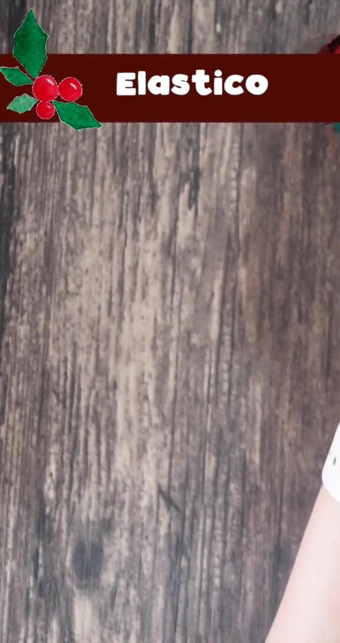 Corta dos tiras de elástico y pégalas por dentro del gorro, considerando la separación entre orejas.