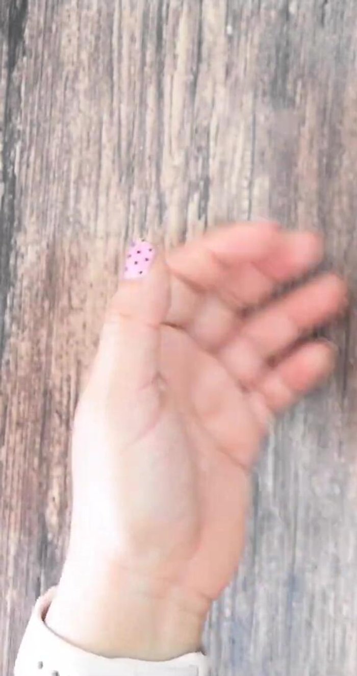 Dobla el rectángulo por la mitad y pega para formar la bufanda.