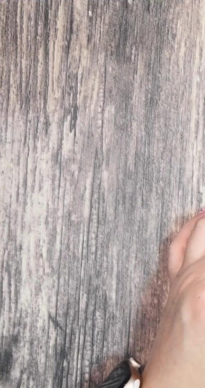 Dobla el rectángulo por la mitad y pega para formar la bufanda.