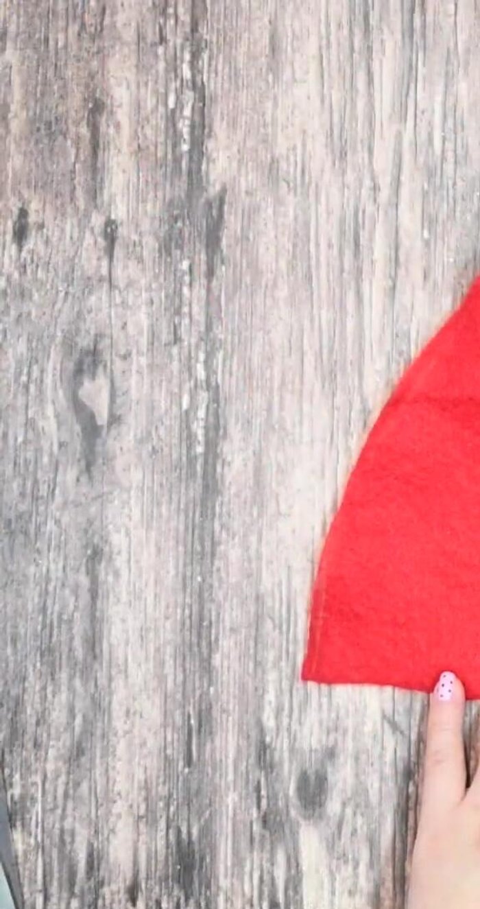 Pega las orillas con silicón frío para mantener los dobleces.