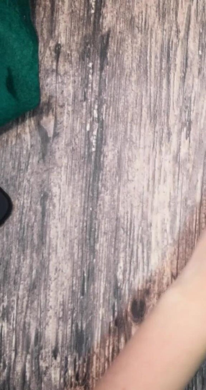 Agrega velcro o broches para cerrar la bufanda.