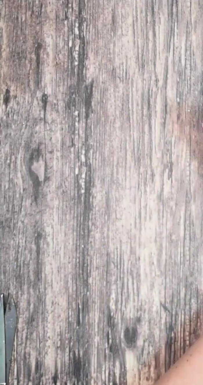 Pega las orillas con silicón frío para mantener los dobleces.