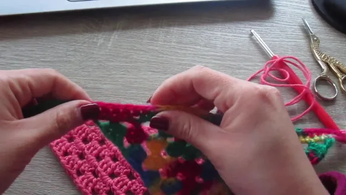 Para las tiras de la bandana: Tejer 40 cadenas, subir con 2 cadenas y tejer medio punto alto alrededor.