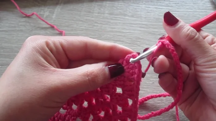 Unir las tiras a la bandana con puntos bajos.