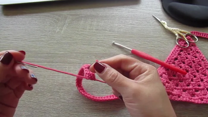 Terminar la bandana y esconder las hebras.