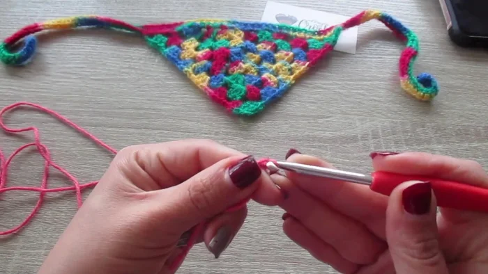 Cerrar el anillo mágico y esconder la hebra con la aguja lanera.