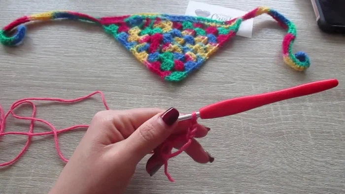 Cerrar el anillo mágico y esconder la hebra con la aguja lanera.