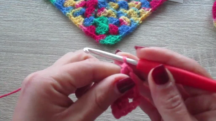 Cerrar el anillo mágico y esconder la hebra con la aguja lanera.