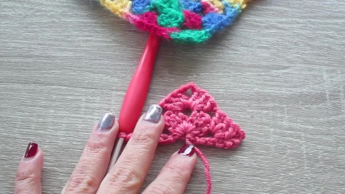 Continuar tejiendo siguiendo el patrón hasta alcanzar la medida deseada del cuello de la mascota (aproximadamente 10 cm más que la medida del cuello).