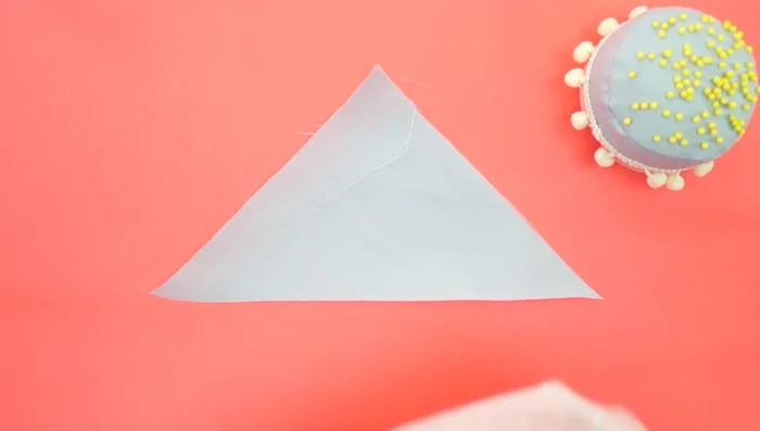 Coloca las piezas de tela con los derechos juntos y cose por todo el contorno, dejando libres las esquinas. Puedes usar máquina de coser, coser a mano o pegamento.