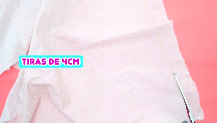 Crea el collar: Recorta dos tiras de tela de 4 cm de ancho (ajusta según el tamaño de tu perro). Cose las tiras por todo el largo, dejando libres los extremos.