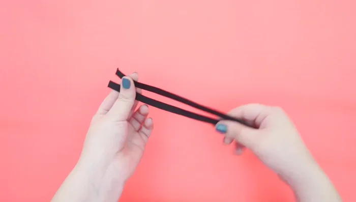 Une el elástico: Recorta una pieza de elástico con la medida del contorno del cuello de tu perro menos 2 cm. Introduce el elástico en el collar usando alfileres y cose para sujetarlo.