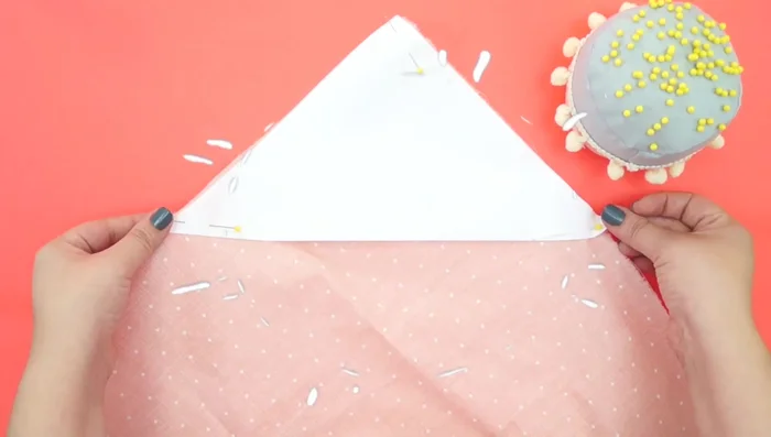 Corta la tela: Coloca la plantilla sobre la tela y recorta dos piezas del mismo tamaño para cada pañuelo.