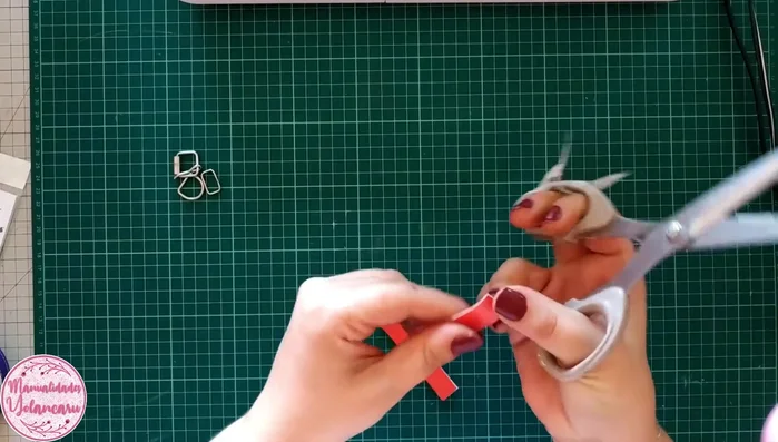 Cortar el exceso de piel sintética para que ambas tiras queden del mismo tamaño. Recortar los extremos para formar dos picos.