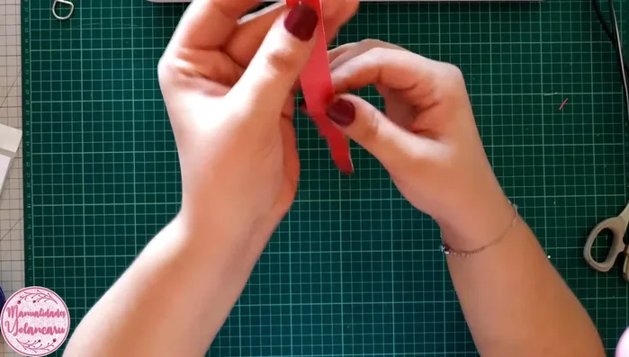 Coser la tira con la máquina de coser, realizando dos puntadas, recosido y continuando hacia abajo, dando la vuelta y terminando recogiendo los hilos.