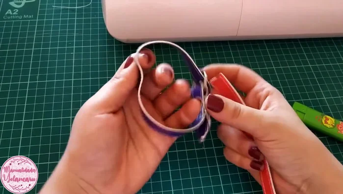 Hacer un pliegue de aproximadamente 3 cm en la tira para ajustar al tamaño del cuello de la mascota y marcarlo con un lápiz.