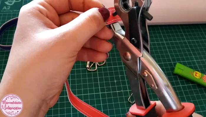 Coser la hebilla y los separadores para asegurarlos a la tira de piel.