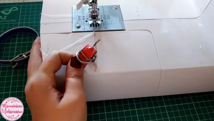 Coser la hebilla y los separadores para asegurarlos a la tira de piel.