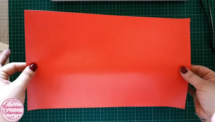 Cortar el exceso de piel sintética para que ambas tiras queden del mismo tamaño. Recortar los extremos para formar dos picos.