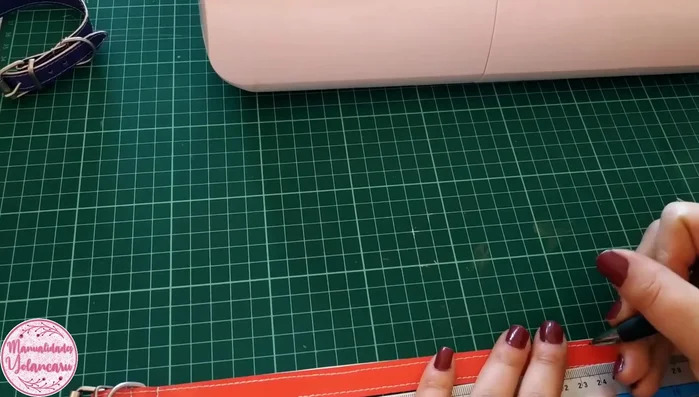 Pasar la hebilla, el separador y la cadena por los agujeros.