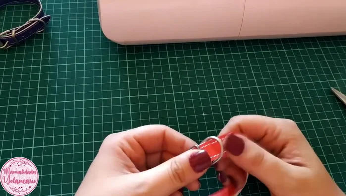 Pasar la hebilla, el separador y la cadena por los agujeros.