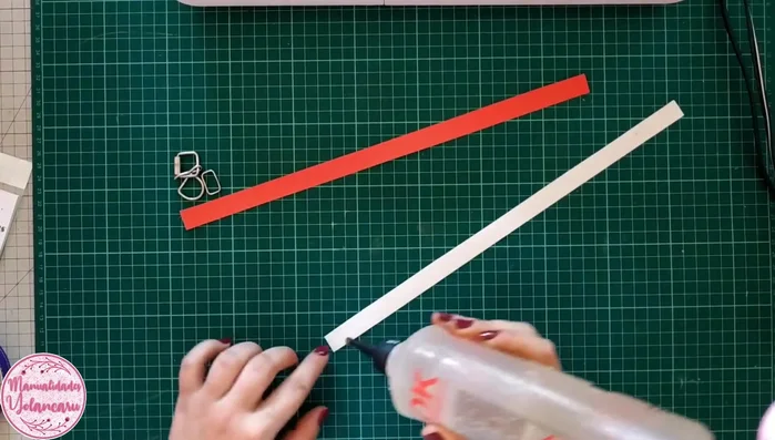 Cortar el exceso de piel sintética para que ambas tiras queden del mismo tamaño. Recortar los extremos para formar dos picos.