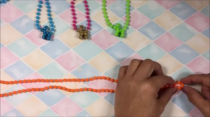 Tomar una bolita, apartarla con la uña y hacer un pequeño giro con tres bolitas.