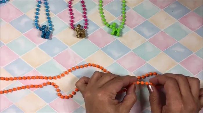 Tomar una bolita, apartarla con la uña y hacer un pequeño giro con tres bolitas.