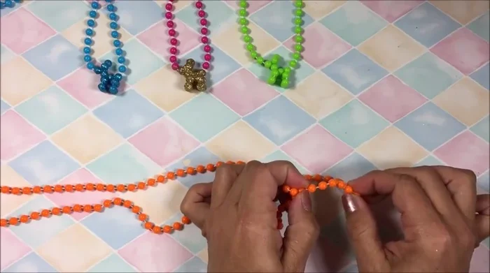 Dejar una bolita, agarrar cuatro y hacer un giro para formar las patas delanteras.