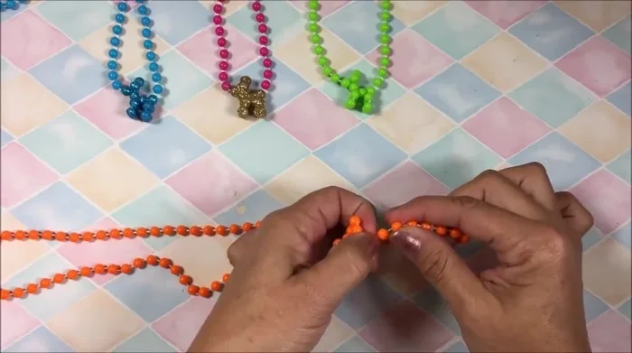 Dejar una bolita para el cuerpo, agarrar otras cuatro y hacer otro giro para formar las patas traseras.