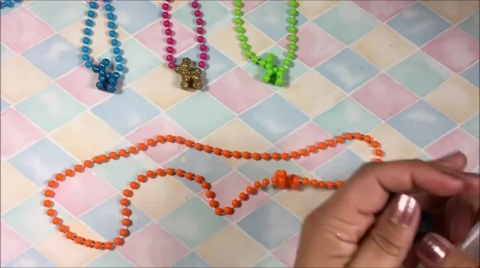 Asegurar la forma del perrito con una gotita de pegamento instantáneo o silicón frío en las patas y la cabeza.