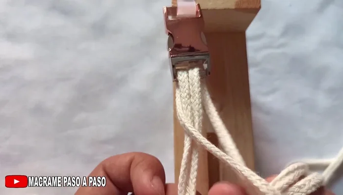 Realizar un nudo alondra para asegurar el hilo al broche.