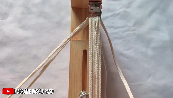 Comenzar a tejer el collar utilizando el nudo plano: Pasar el lado derecho sobre el izquierdo, luego el izquierdo por debajo del derecho y por el orificio formado. Repetir este proceso hasta llegar a la longitud deseada.