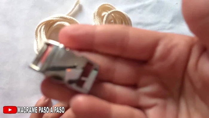 Preparar los materiales: tijeras, broche, hilo de algodón.