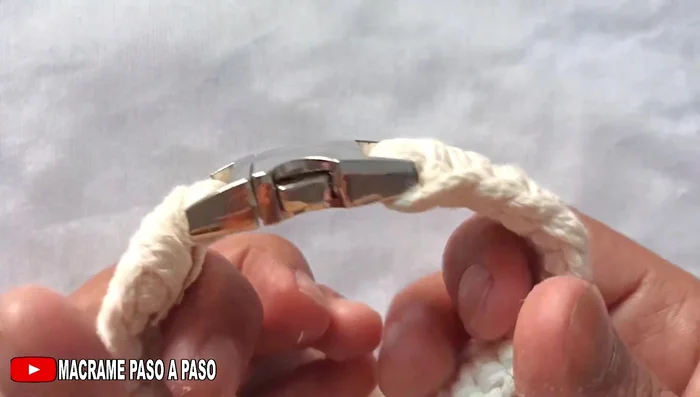 Opcional: Agregar un aro adicional para mayor seguridad y facilitar sacar a pasear a la mascota (perforando el tejido en el lugar deseado).